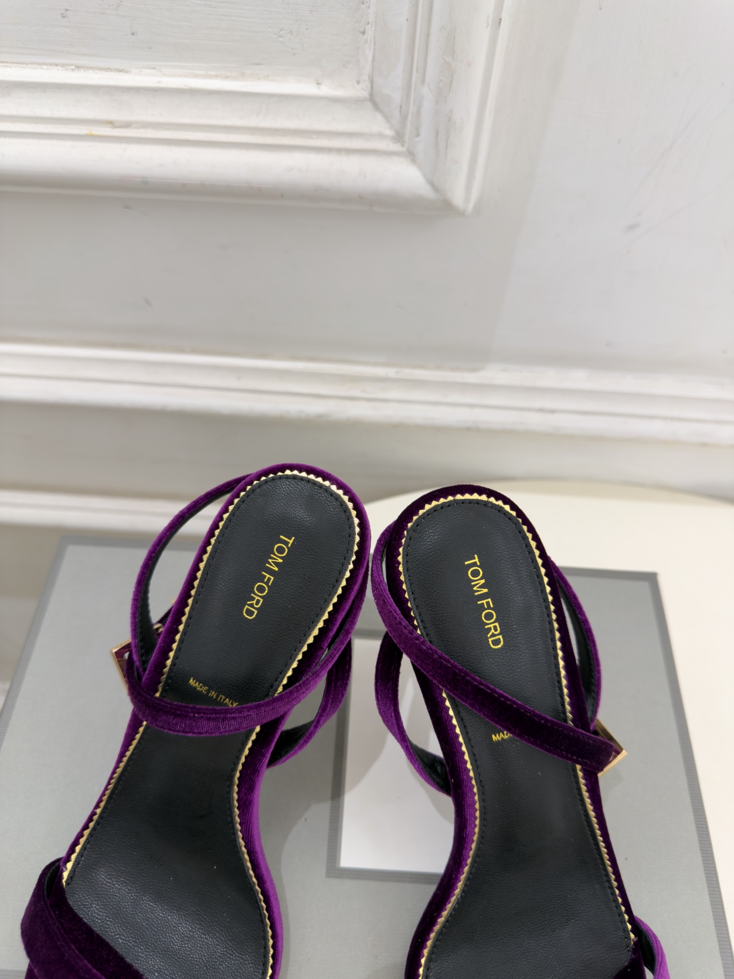 TOM FORD 汤姆福特 26𝐬𝐬  2026新品 秀场同款 TF一字带锁扣圆头高跟凉鞋 ——— TF作为这两年最受欢