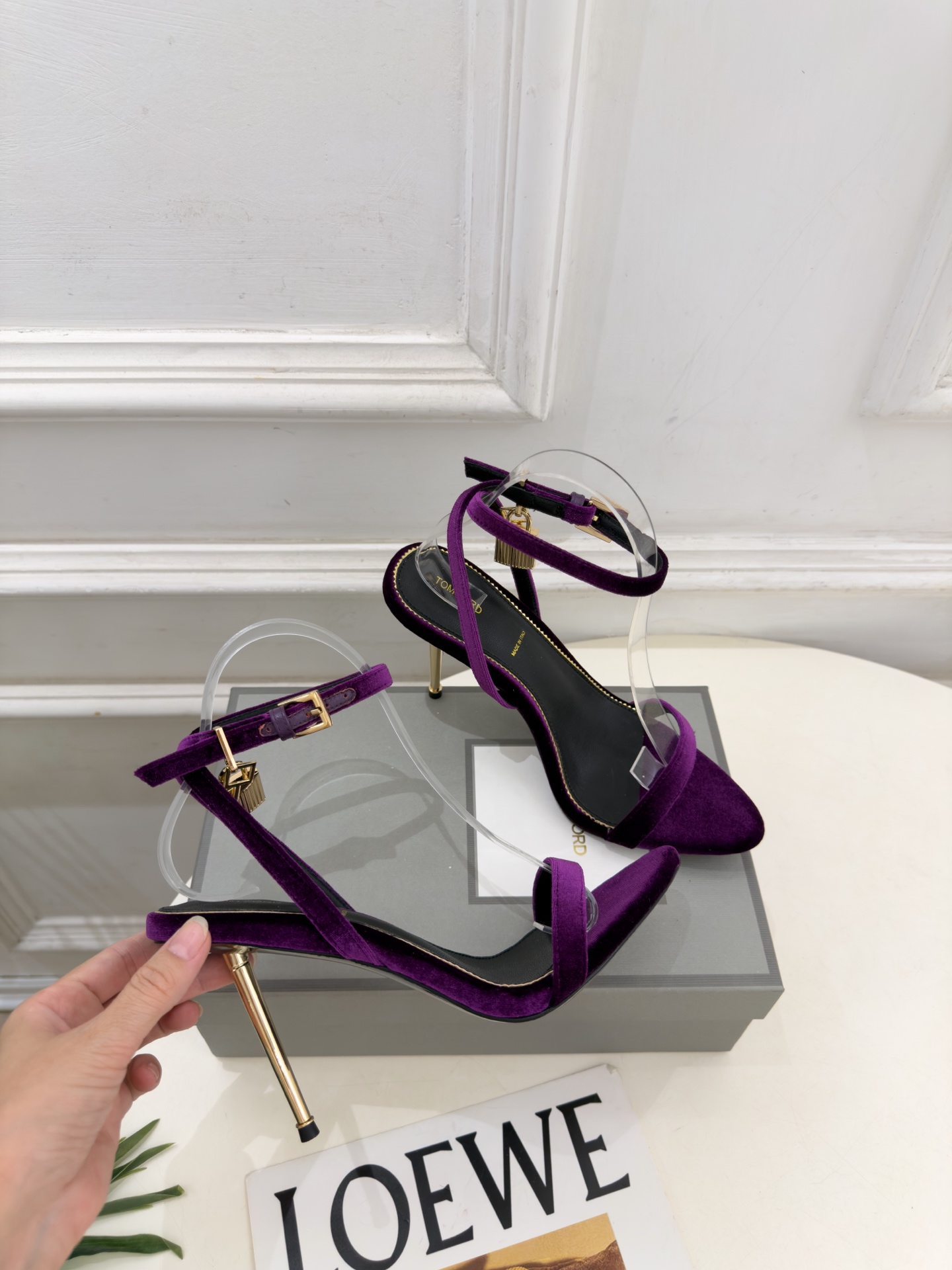 TOM FORD 汤姆福特 26𝐬𝐬  2026新品 秀场同款 TF一字带锁扣圆头高跟凉鞋 ——— TF作为这两年最受欢