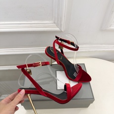 TOM FORD 汤姆福特 26𝐬𝐬 2026新品 秀场同款 TF一字带锁扣圆头高跟凉鞋 ——— TF作为这两年最受欢 TOM FORD 汤姆福特 26𝐬𝐬 2026新品 秀场同款 TF一字带锁扣圆头高跟凉鞋 ——— TF作为这两年最受欢