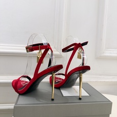 TOM FORD 汤姆福特 26𝐬𝐬 2026新品 秀场同款 TF一字带锁扣圆头高跟凉鞋 ——— TF作为这两年最受欢 TOM FORD 汤姆福特 26𝐬𝐬 2026新品 秀场同款 TF一字带锁扣圆头高跟凉鞋 ——— TF作为这两年最受欢