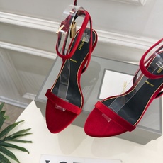 TOM FORD 汤姆福特 26𝐬𝐬 2026新品 秀场同款 TF一字带锁扣圆头高跟凉鞋 ——— TF作为这两年最受欢 TOM FORD 汤姆福特 26𝐬𝐬 2026新品 秀场同款 TF一字带锁扣圆头高跟凉鞋 ——— TF作为这两年最受欢