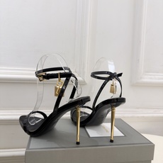 TOM FORD 汤姆福特 26𝐬𝐬 2026新品 秀场同款 TF一字带锁扣圆头高跟凉鞋 ——— TF作为这两年最受欢 TOM FORD 汤姆福特 26𝐬𝐬 2026新品 秀场同款 TF一字带锁扣圆头高跟凉鞋 ——— TF作为这两年最受欢