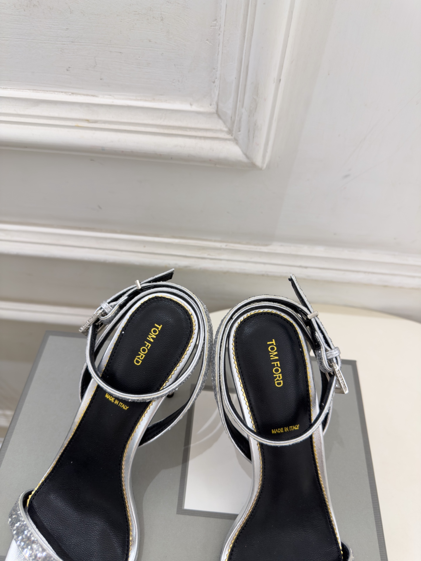 TOM FORD 汤姆福特 26𝐬𝐬  2026新品 秀场同款 TF一字带锁扣圆头高跟凉鞋 ——— TF作为这两年最受欢