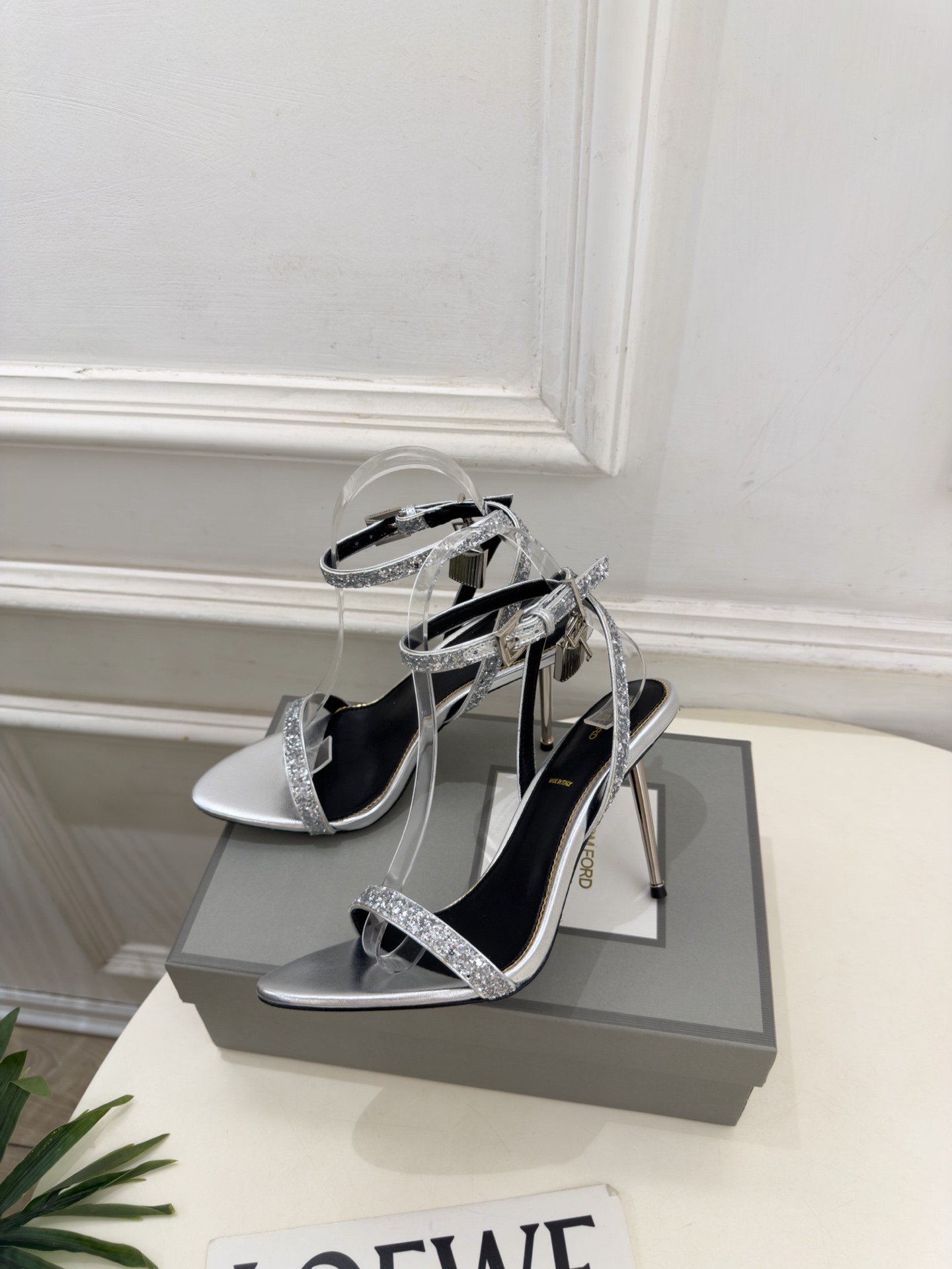 TOM FORD 汤姆福特 26𝐬𝐬  2026新品 秀场同款 TF一字带锁扣圆头高跟凉鞋 ——— TF作为这两年最受欢