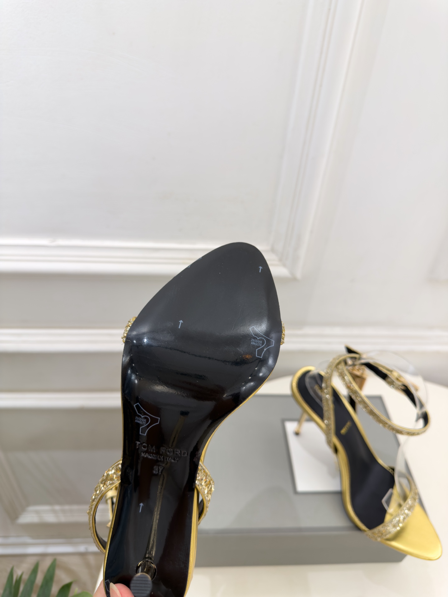 TOM FORD 汤姆福特 26𝐬𝐬  2026新品 秀场同款 TF一字带锁扣圆头高跟凉鞋 ——— TF作为这两年最受欢