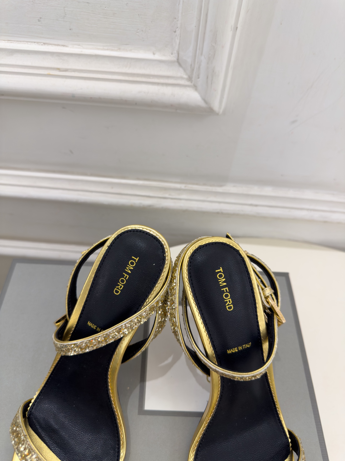 TOM FORD 汤姆福特 26𝐬𝐬  2026新品 秀场同款 TF一字带锁扣圆头高跟凉鞋 ——— TF作为这两年最受欢