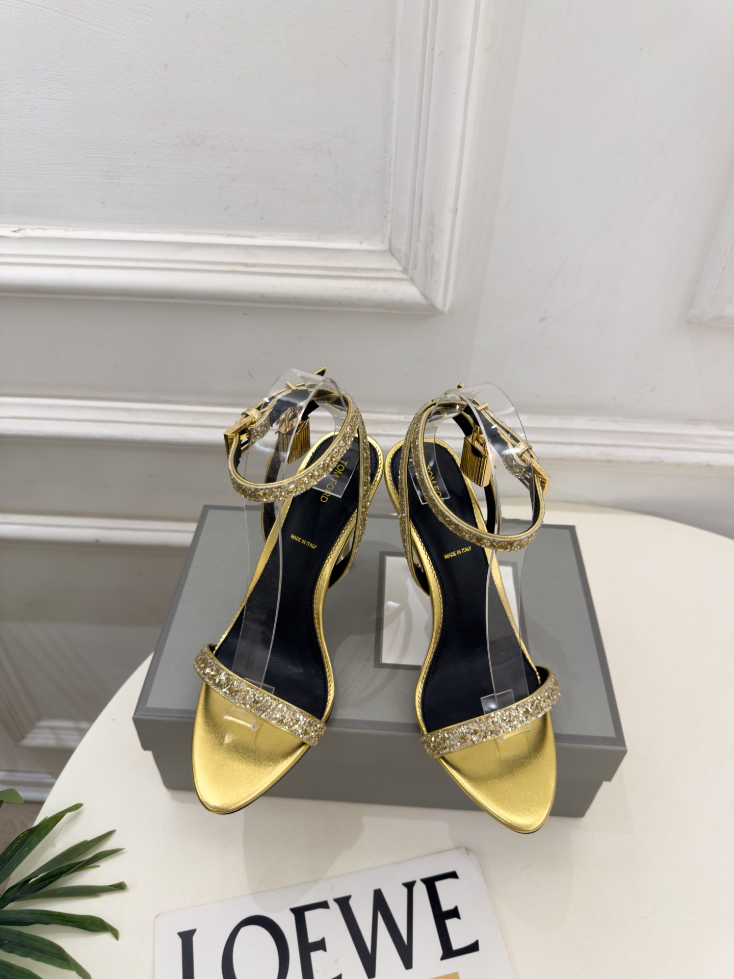 TOM FORD 汤姆福特 26𝐬𝐬  2026新品 秀场同款 TF一字带锁扣圆头高跟凉鞋 ——— TF作为这两年最受欢