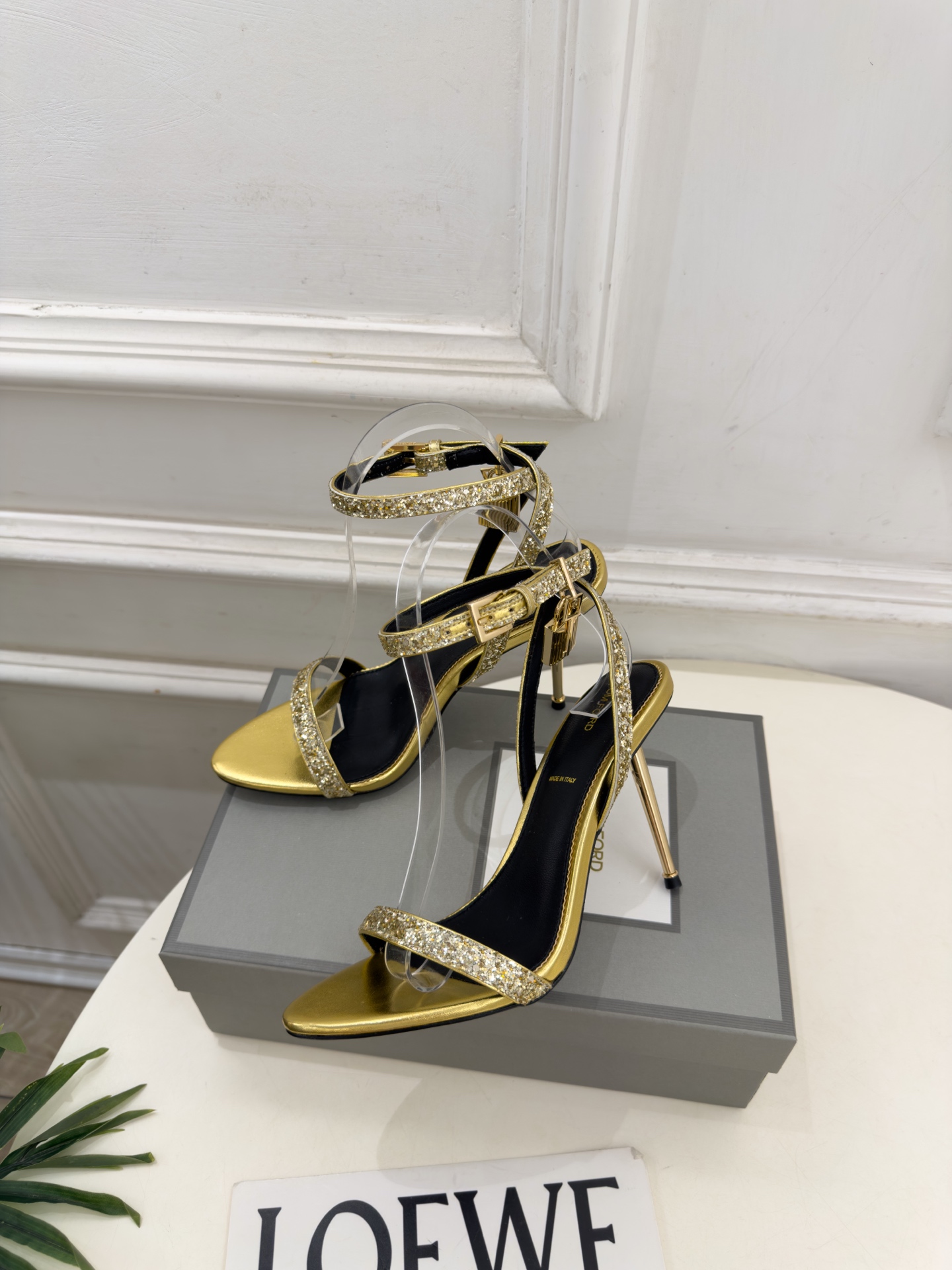 TOM FORD 汤姆福特 26𝐬𝐬  2026新品 秀场同款 TF一字带锁扣圆头高跟凉鞋 ——— TF作为这两年最受欢