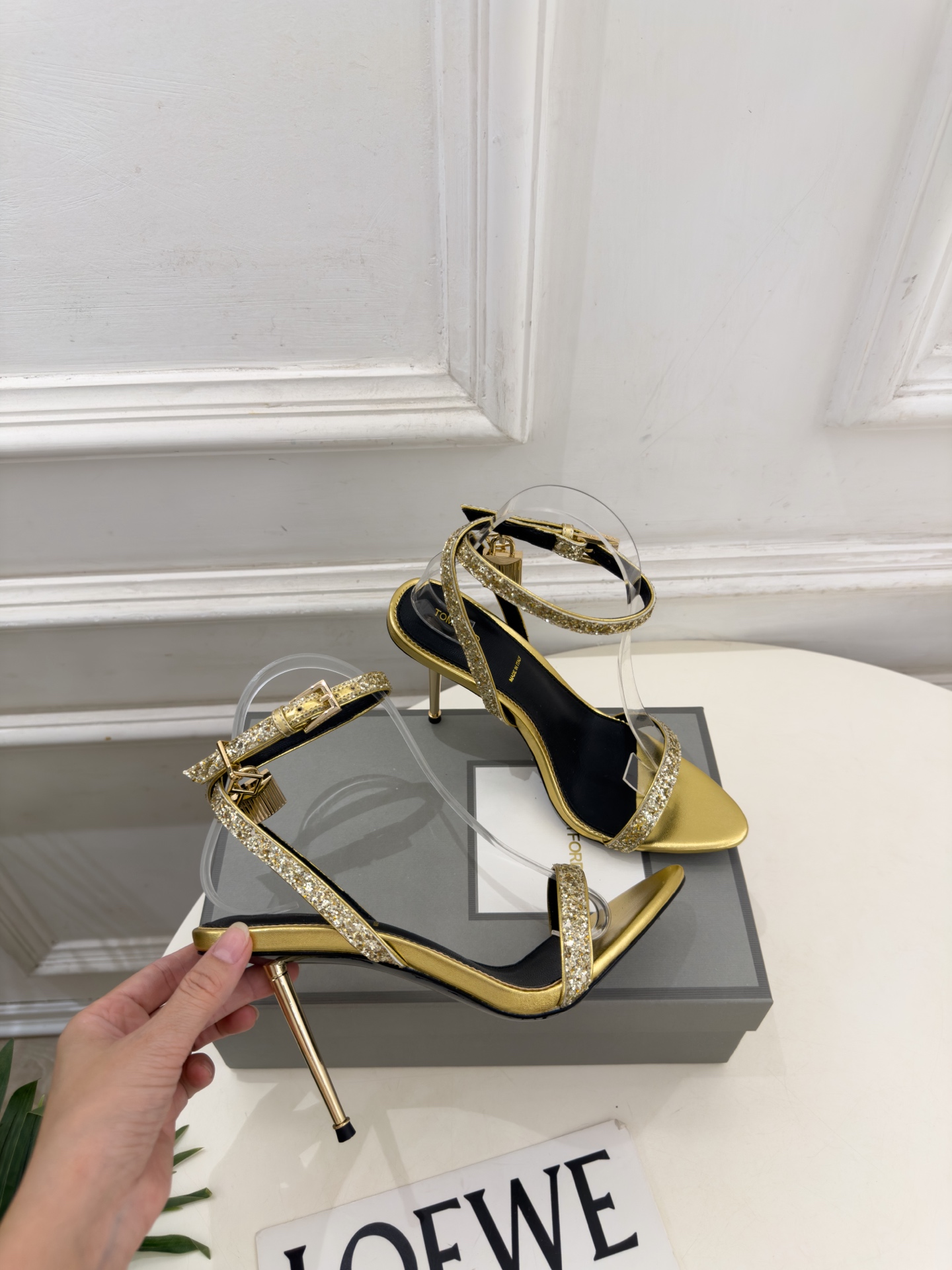 TOM FORD 汤姆福特 26𝐬𝐬  2026新品 秀场同款 TF一字带锁扣圆头高跟凉鞋 ——— TF作为这两年最受欢