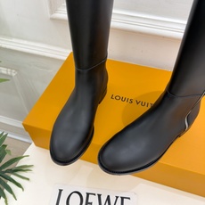 LV | 路易威登 26𝐬𝐬 🧡💚2026 秋冬新品 顶级版本‼️原版一致 专柜主打最新款 LV 侧拉链平底骑士靴 LV | 路易威登 26𝐬𝐬 🧡💚2026 秋冬新品 顶级版本‼️原版一致 专柜主打最新款 LV 侧拉链平底骑士靴
