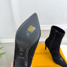 LV | 路易威登 26𝐬𝐬 🧡💚2026 秋冬新品 顶级版本‼️原版一致 专柜主打最新款 LV 极简尖头高跟弹力 LV | 路易威登 26𝐬𝐬 🧡💚2026 秋冬新品 顶级版本‼️原版一致 专柜主打最新款 LV 极简尖头高跟弹力
