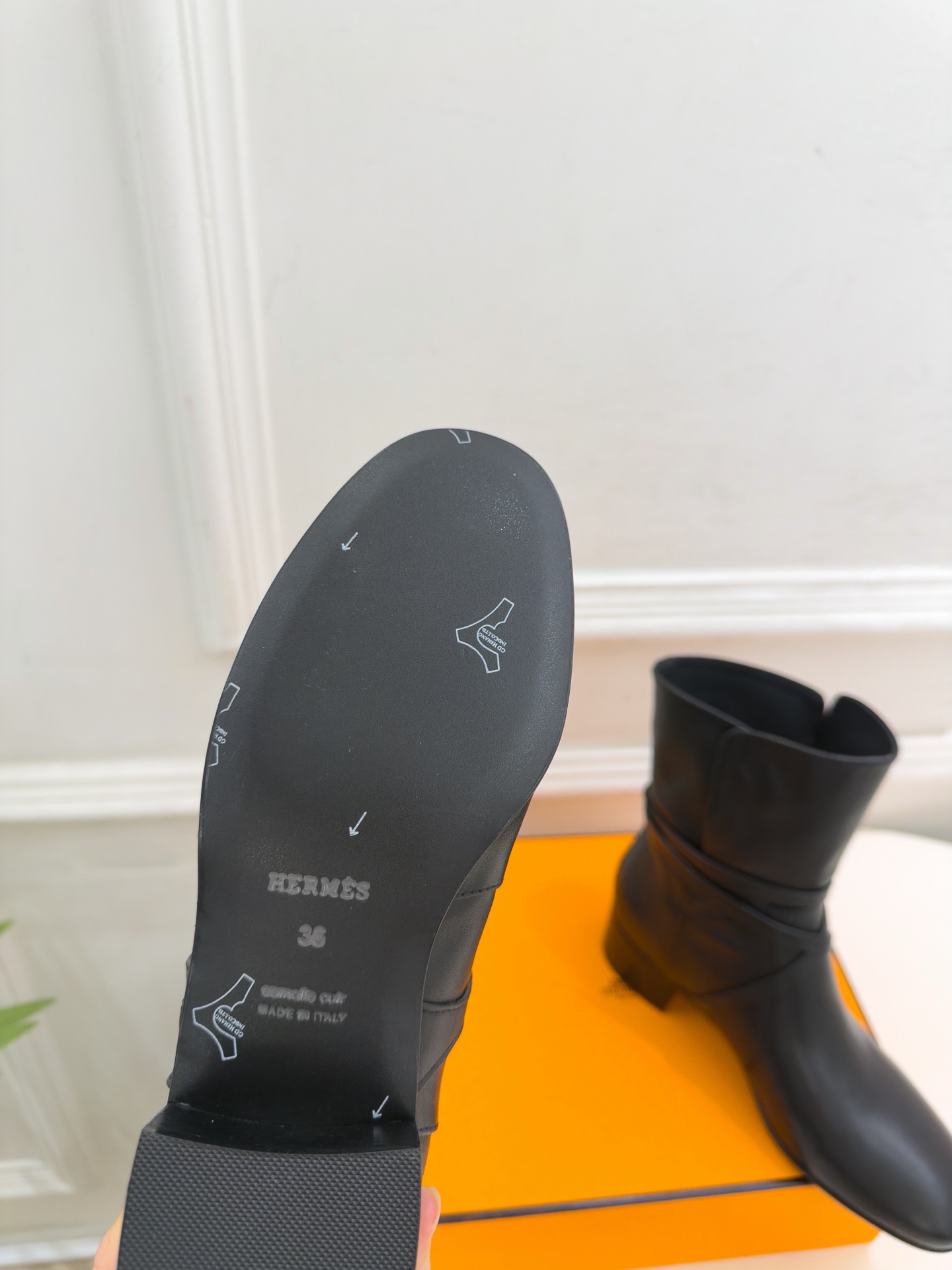 🐎𝐇𝐄𝐑𝐌𝐄* 爱玛仕 26𝐬𝐬  🌈专柜新款 2026秋冬新品 复古皮带扣粗跟短靴 系列〰 ◽鞋面：原版特定制牛皮 ◽