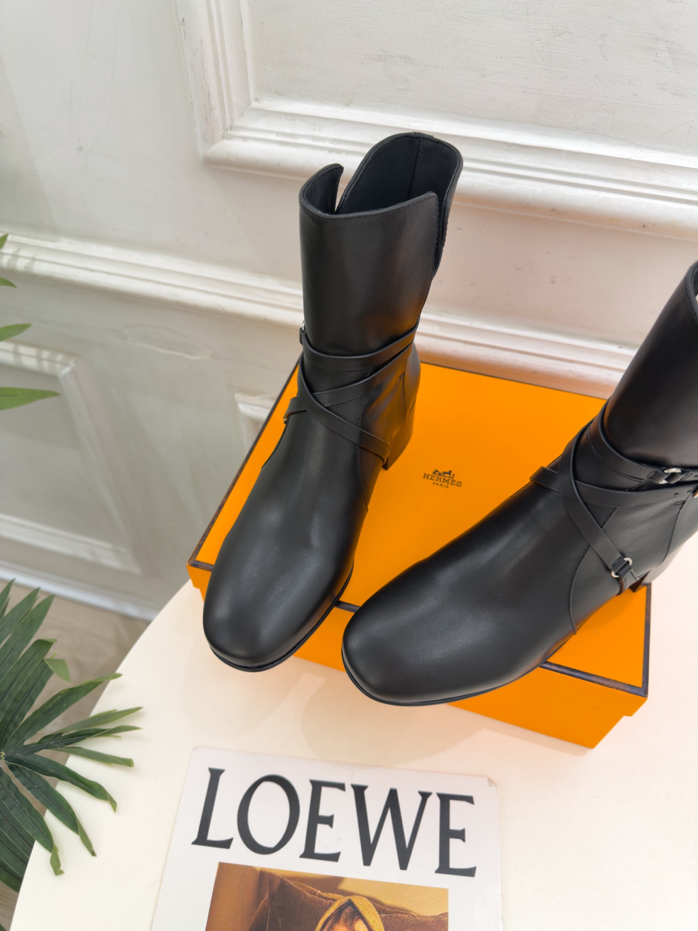 🐎𝐇𝐄𝐑𝐌𝐄* 爱玛仕 26𝐬𝐬  🌈专柜新款 2026秋冬新品 复古皮带扣粗跟短靴 系列〰 ◽鞋面：原版特定制牛皮 ◽