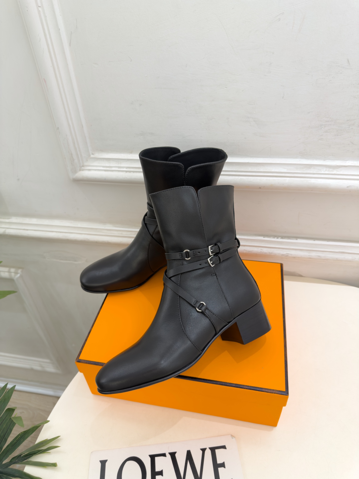 🐎𝐇𝐄𝐑𝐌𝐄* 爱玛仕 26𝐬𝐬  🌈专柜新款 2026秋冬新品 复古皮带扣粗跟短靴 系列〰 ◽鞋面：原版特定制牛皮 ◽