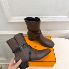 🐎𝐇𝐄𝐑𝐌𝐄* 爱玛仕 26𝐬𝐬 🌈专柜新款 2026秋冬新品 复古皮带扣粗跟短靴 系列〰 ◽鞋面:原版特定制牛皮 ◽ 🐎𝐇𝐄𝐑𝐌𝐄* 爱玛仕 26𝐬𝐬 🌈专柜新款 2026秋冬新品 复古皮带扣粗跟短靴 系列〰 ◽鞋面:原版特定制牛皮 ◽