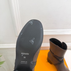 🐎𝐇𝐄𝐑𝐌𝐄* 爱玛仕 26𝐬𝐬 🌈专柜新款 2026秋冬新品 复古皮带扣粗跟短靴 系列〰 ◽鞋面:原版特定制牛皮 ◽ 🐎𝐇𝐄𝐑𝐌𝐄* 爱玛仕 26𝐬𝐬 🌈专柜新款 2026秋冬新品 复古皮带扣粗跟短靴 系列〰 ◽鞋面:原版特定制牛皮 ◽