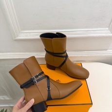 🐎𝐇𝐄𝐑𝐌𝐄* 爱玛仕 26𝐬𝐬 🌈专柜新款 2026秋冬新品 复古皮带扣粗跟短靴 系列〰 ◽鞋面:原版特定制牛皮 ◽ 🐎𝐇𝐄𝐑𝐌𝐄* 爱玛仕 26𝐬𝐬 🌈专柜新款 2026秋冬新品 复古皮带扣粗跟短靴 系列〰 ◽鞋面:原版特定制牛皮 ◽