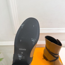 🐎𝐇𝐄𝐑𝐌𝐄* 爱玛仕 26𝐬𝐬 🌈专柜新款 2026秋冬新品 复古皮带扣粗跟短靴 系列〰 ◽鞋面:原版特定制牛皮 ◽ 🐎𝐇𝐄𝐑𝐌𝐄* 爱玛仕 26𝐬𝐬 🌈专柜新款 2026秋冬新品 复古皮带扣粗跟短靴 系列〰 ◽鞋面:原版特定制牛皮 ◽