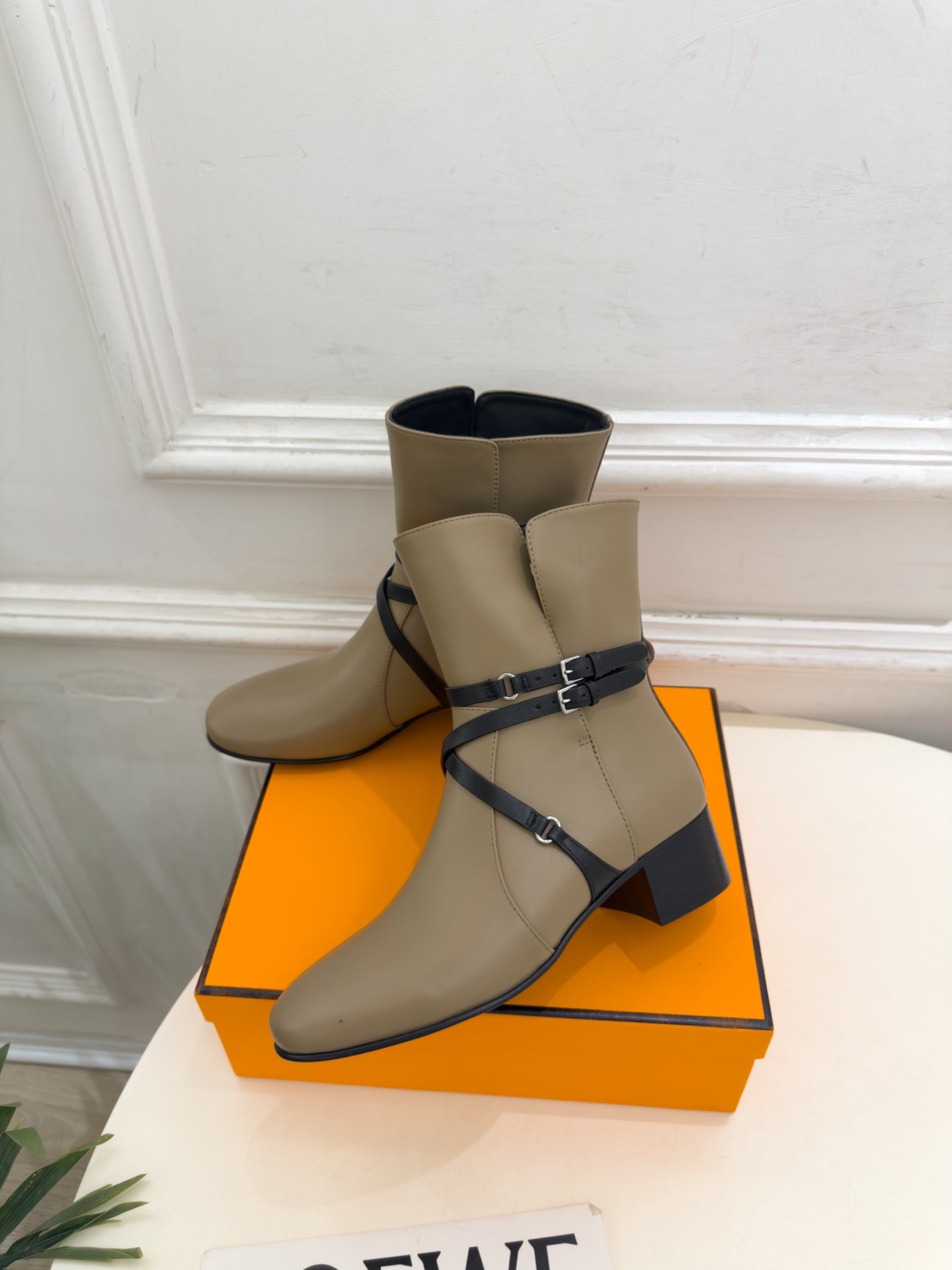 🐎𝐇𝐄𝐑𝐌𝐄* 爱玛仕 26𝐬𝐬 🌈专柜新款 2026秋冬新品 复古皮带扣粗跟短靴 系列〰 ◽鞋面:原版特定制牛皮 ◽ 🐎𝐇𝐄𝐑𝐌𝐄* 爱玛仕 26𝐬𝐬 🌈专柜新款 2026秋冬新品 复古皮带扣粗跟短靴 系列〰 ◽鞋面:原版特定制牛皮 ◽
