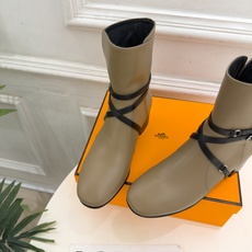 🐎𝐇𝐄𝐑𝐌𝐄* 爱玛仕 26𝐬𝐬 🌈专柜新款 2026秋冬新品 复古皮带扣粗跟短靴 系列〰 ◽鞋面:原版特定制牛皮 ◽ 🐎𝐇𝐄𝐑𝐌𝐄* 爱玛仕 26𝐬𝐬 🌈专柜新款 2026秋冬新品 复古皮带扣粗跟短靴 系列〰 ◽鞋面:原版特定制牛皮 ◽