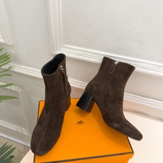🐎𝐇𝐄𝐑𝐌𝐄* 爱玛仕 26𝐬𝐬 🌈专柜新款 2026秋冬新品 极简复古侧拉链粗跟短靴 系列〰 ◽鞋面:原版特定制牛皮 🐎𝐇𝐄𝐑𝐌𝐄* 爱玛仕 26𝐬𝐬 🌈专柜新款 2026秋冬新品 极简复古侧拉链粗跟短靴 系列〰 ◽鞋面:原版特定制牛皮