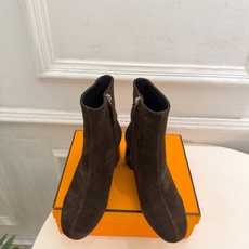 🐎𝐇𝐄𝐑𝐌𝐄* 爱玛仕 26𝐬𝐬 🌈专柜新款 2026秋冬新品 极简复古侧拉链粗跟短靴 系列〰 ◽鞋面:原版特定制牛皮 🐎𝐇𝐄𝐑𝐌𝐄* 爱玛仕 26𝐬𝐬 🌈专柜新款 2026秋冬新品 极简复古侧拉链粗跟短靴 系列〰 ◽鞋面:原版特定制牛皮