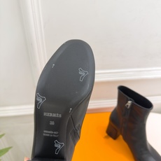 🐎𝐇𝐄𝐑𝐌𝐄* 爱玛仕 26𝐬𝐬 🌈专柜新款 2026秋冬新品 极简复古侧拉链粗跟短靴 系列〰 ◽鞋面:原版特定制牛皮 🐎𝐇𝐄𝐑𝐌𝐄* 爱玛仕 26𝐬𝐬 🌈专柜新款 2026秋冬新品 极简复古侧拉链粗跟短靴 系列〰 ◽鞋面:原版特定制牛皮