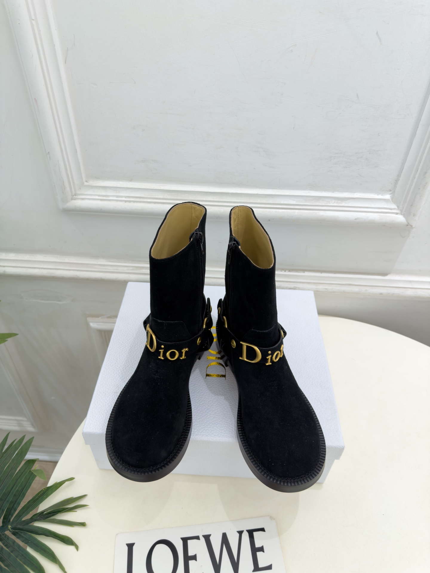 Dior | 迪奥 26𝐬𝐬 🧡💚2026秋冬新品 顶级版本⚠️ 专柜主打新款 Dior金属字母扣粗跟机车短靴 Dior | 迪奥 26𝐬𝐬 🧡💚2026秋冬新品 顶级版本⚠️ 专柜主打新款 Dior金属字母扣粗跟机车短靴