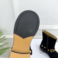 Dior | 迪奥 26𝐬𝐬 🧡💚2026秋冬新品 顶级版本⚠️ 专柜主打新款 Dior金属字母扣粗跟机车短靴 Dior | 迪奥 26𝐬𝐬 🧡💚2026秋冬新品 顶级版本⚠️ 专柜主打新款 Dior金属字母扣粗跟机车短靴