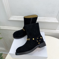 Dior | 迪奥 26𝐬𝐬 🧡💚2026秋冬新品 顶级版本⚠️ 专柜主打新款 Dior金属字母扣粗跟机车短靴 Dior | 迪奥 26𝐬𝐬 🧡💚2026秋冬新品 顶级版本⚠️ 专柜主打新款 Dior金属字母扣粗跟机车短靴