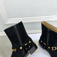 Dior | 迪奥 26𝐬𝐬 🧡💚2026秋冬新品 顶级版本⚠️ 专柜主打新款 Dior金属字母扣粗跟机车短靴 Dior | 迪奥 26𝐬𝐬 🧡💚2026秋冬新品 顶级版本⚠️ 专柜主打新款 Dior金属字母扣粗跟机车短靴