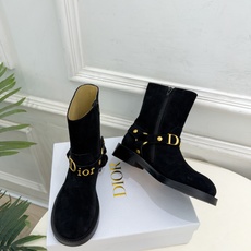 Dior | 迪奥 26𝐬𝐬 🧡💚2026秋冬新品 顶级版本⚠️ 专柜主打新款 Dior金属字母扣粗跟机车短靴 Dior | 迪奥 26𝐬𝐬 🧡💚2026秋冬新品 顶级版本⚠️ 专柜主打新款 Dior金属字母扣粗跟机车短靴