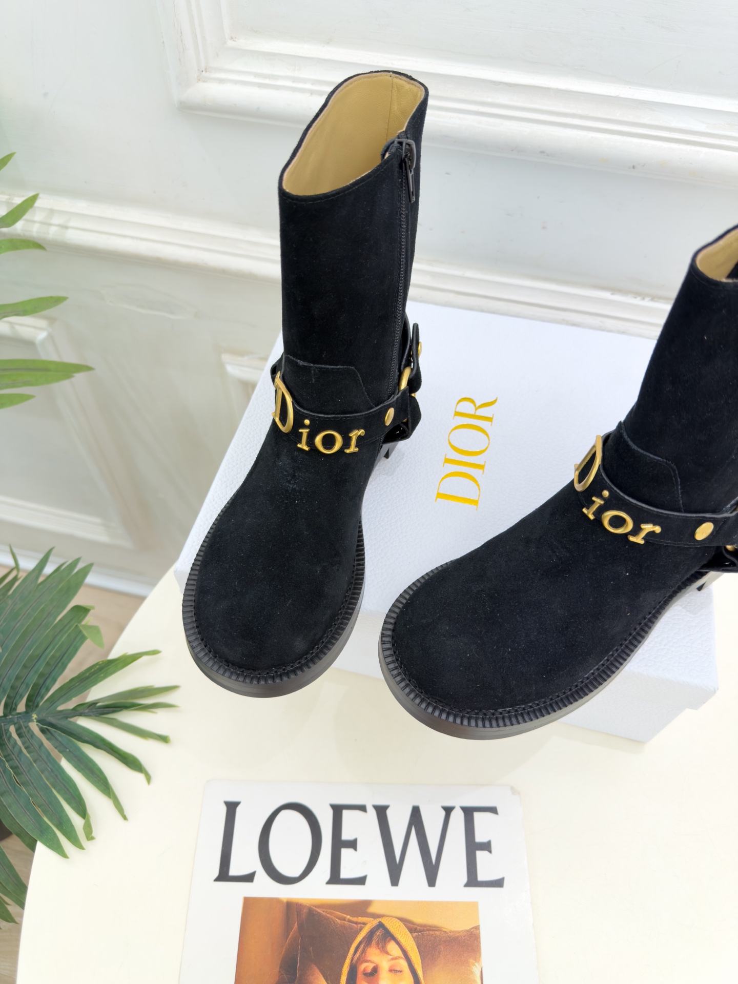 Dior | 迪奥 26𝐬𝐬 🧡💚2026秋冬新品 顶级版本⚠️ 专柜主打新款 Dior金属字母扣粗跟机车短靴 Dior | 迪奥 26𝐬𝐬 🧡💚2026秋冬新品 顶级版本⚠️ 专柜主打新款 Dior金属字母扣粗跟机车短靴