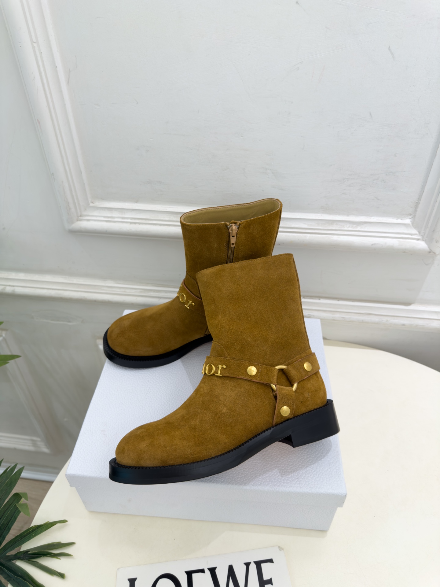 Dior |  迪奥  26𝐬𝐬  🧡💚2026秋冬新品 顶级版本⚠️ 专柜主打新款  Dior金属字母扣粗跟机车短靴 