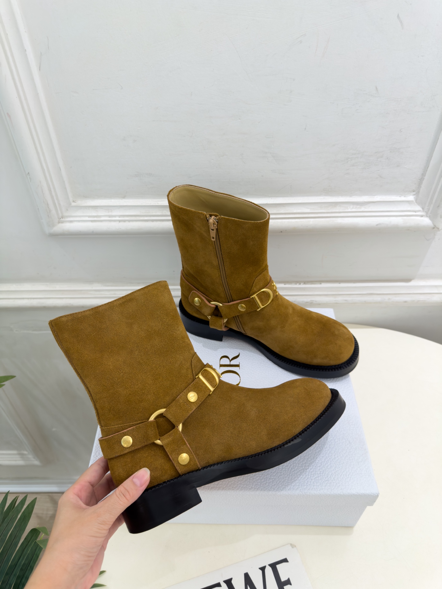 Dior |  迪奥  26𝐬𝐬  🧡💚2026秋冬新品 顶级版本⚠️ 专柜主打新款  Dior金属字母扣粗跟机车短靴 