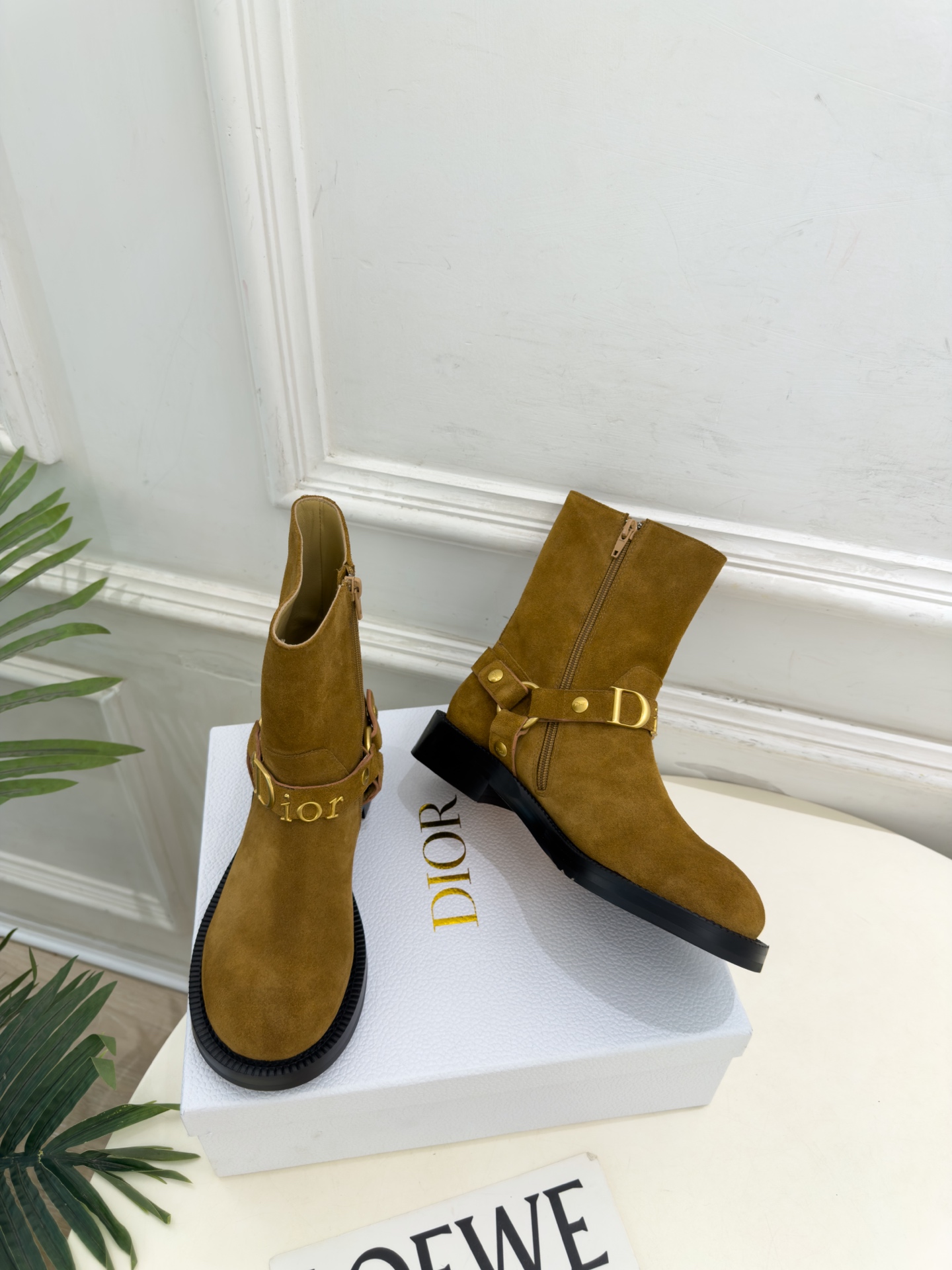 Dior |  迪奥  26𝐬𝐬  🧡💚2026秋冬新品 顶级版本⚠️ 专柜主打新款  Dior金属字母扣粗跟机车短靴 