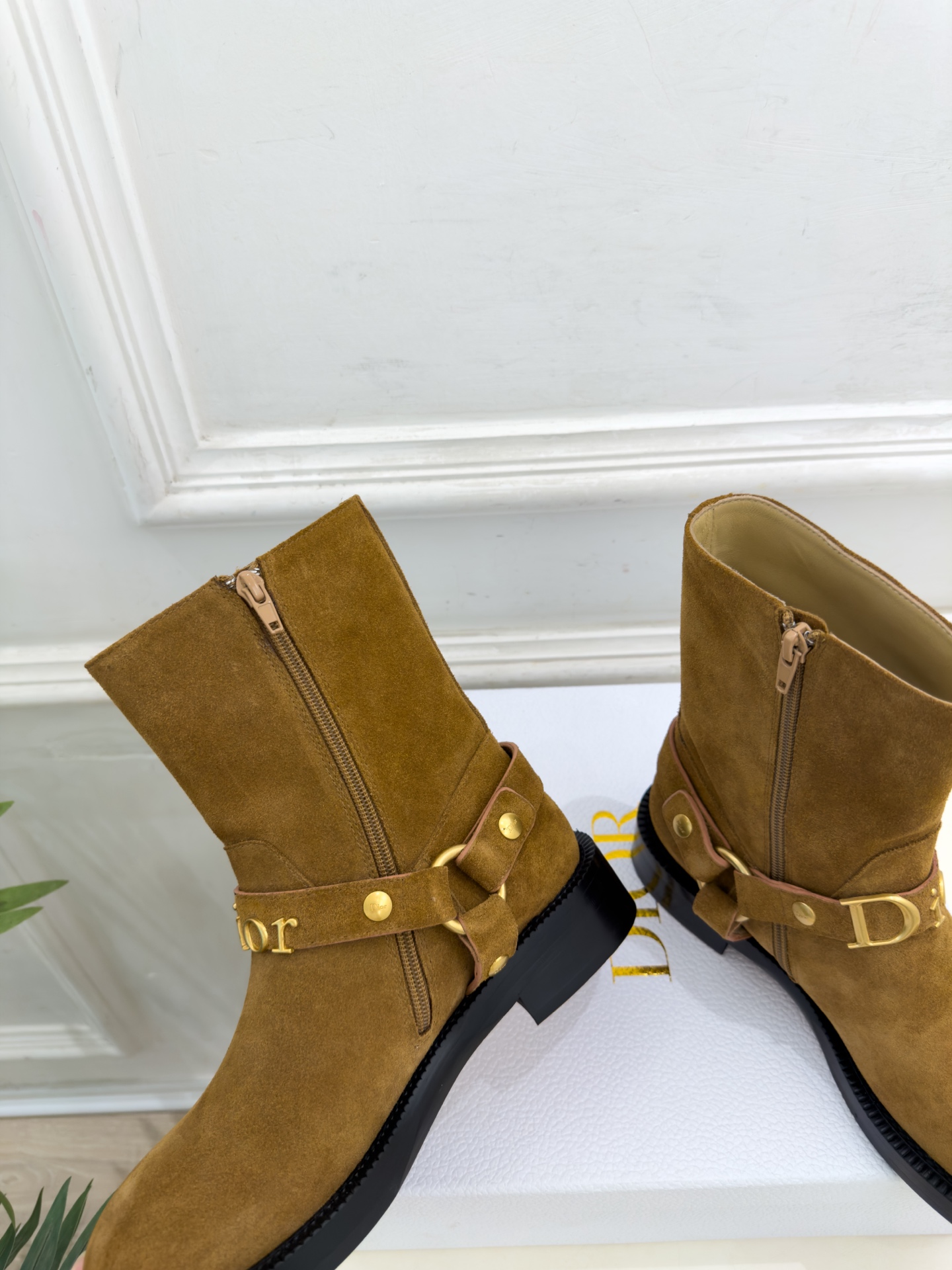 Dior |  迪奥  26𝐬𝐬  🧡💚2026秋冬新品 顶级版本⚠️ 专柜主打新款  Dior金属字母扣粗跟机车短靴 