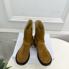 Dior | 迪奥 26𝐬𝐬 🧡💚2026秋冬新品 顶级版本⚠️ 专柜主打新款 Dior金属字母扣粗跟机车短靴 Dior | 迪奥 26𝐬𝐬 🧡💚2026秋冬新品 顶级版本⚠️ 专柜主打新款 Dior金属字母扣粗跟机车短靴