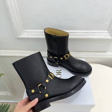 Dior | 迪奥 26𝐬𝐬 🧡💚2026秋冬新品 顶级版本⚠️ 专柜主打新款 Dior金属字母扣粗跟机车短靴 Dior | 迪奥 26𝐬𝐬 🧡💚2026秋冬新品 顶级版本⚠️ 专柜主打新款 Dior金属字母扣粗跟机车短靴