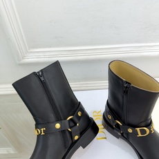 Dior | 迪奥 26𝐬𝐬 🧡💚2026秋冬新品 顶级版本⚠️ 专柜主打新款 Dior金属字母扣粗跟机车短靴 Dior | 迪奥 26𝐬𝐬 🧡💚2026秋冬新品 顶级版本⚠️ 专柜主打新款 Dior金属字母扣粗跟机车短靴