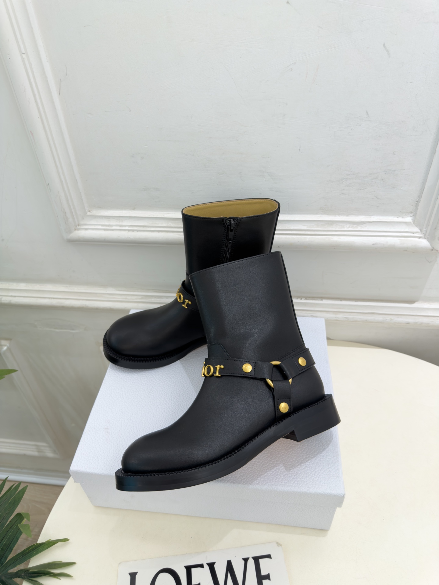 Dior | 迪奥 26𝐬𝐬 🧡💚2026秋冬新品 顶级版本⚠️ 专柜主打新款 Dior金属字母扣粗跟机车短靴 Dior | 迪奥 26𝐬𝐬 🧡💚2026秋冬新品 顶级版本⚠️ 专柜主打新款 Dior金属字母扣粗跟机车短靴