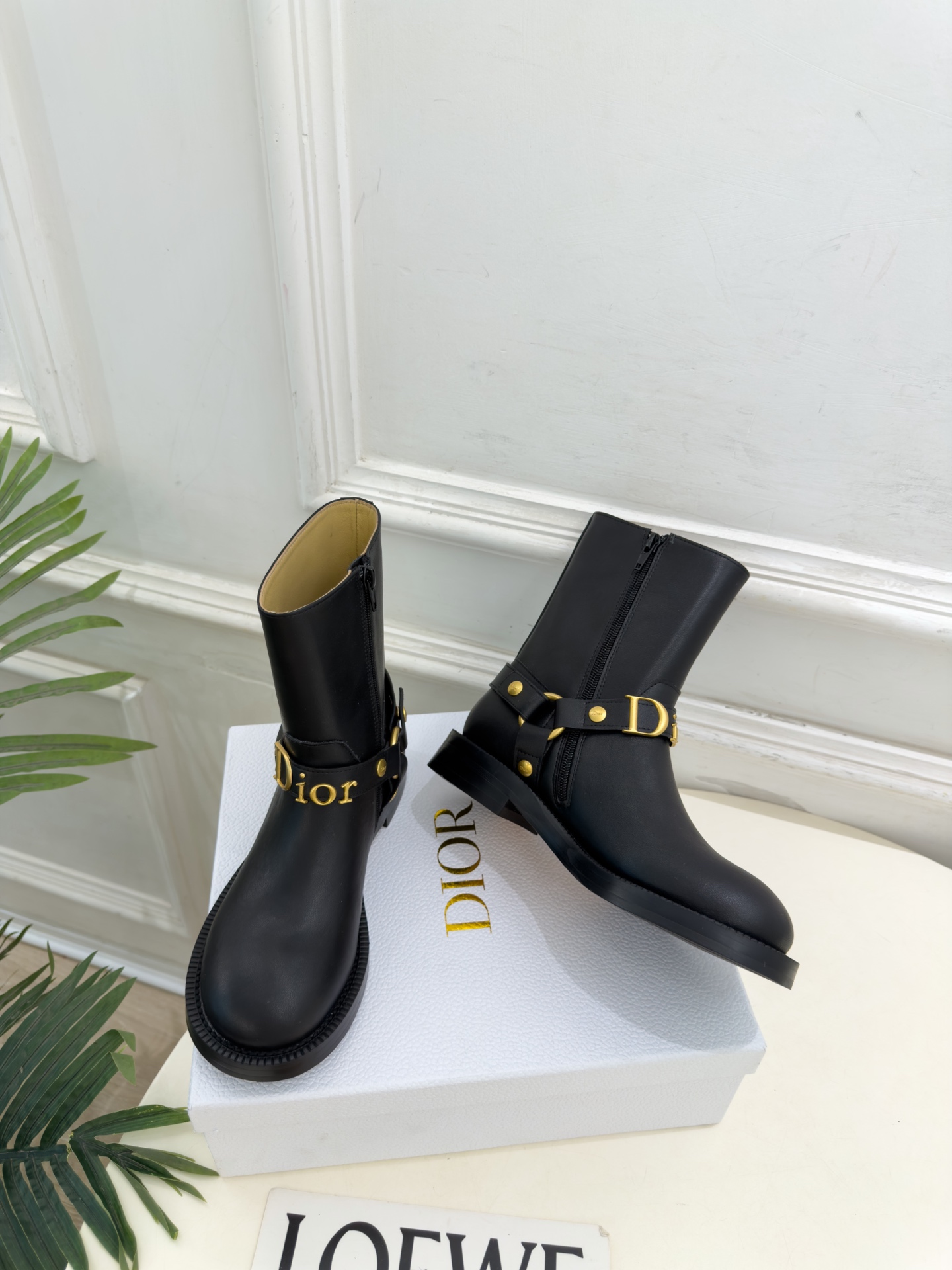 Dior | 迪奥 26𝐬𝐬 🧡💚2026秋冬新品 顶级版本⚠️ 专柜主打新款 Dior金属字母扣粗跟机车短靴 Dior | 迪奥 26𝐬𝐬 🧡💚2026秋冬新品 顶级版本⚠️ 专柜主打新款 Dior金属字母扣粗跟机车短靴