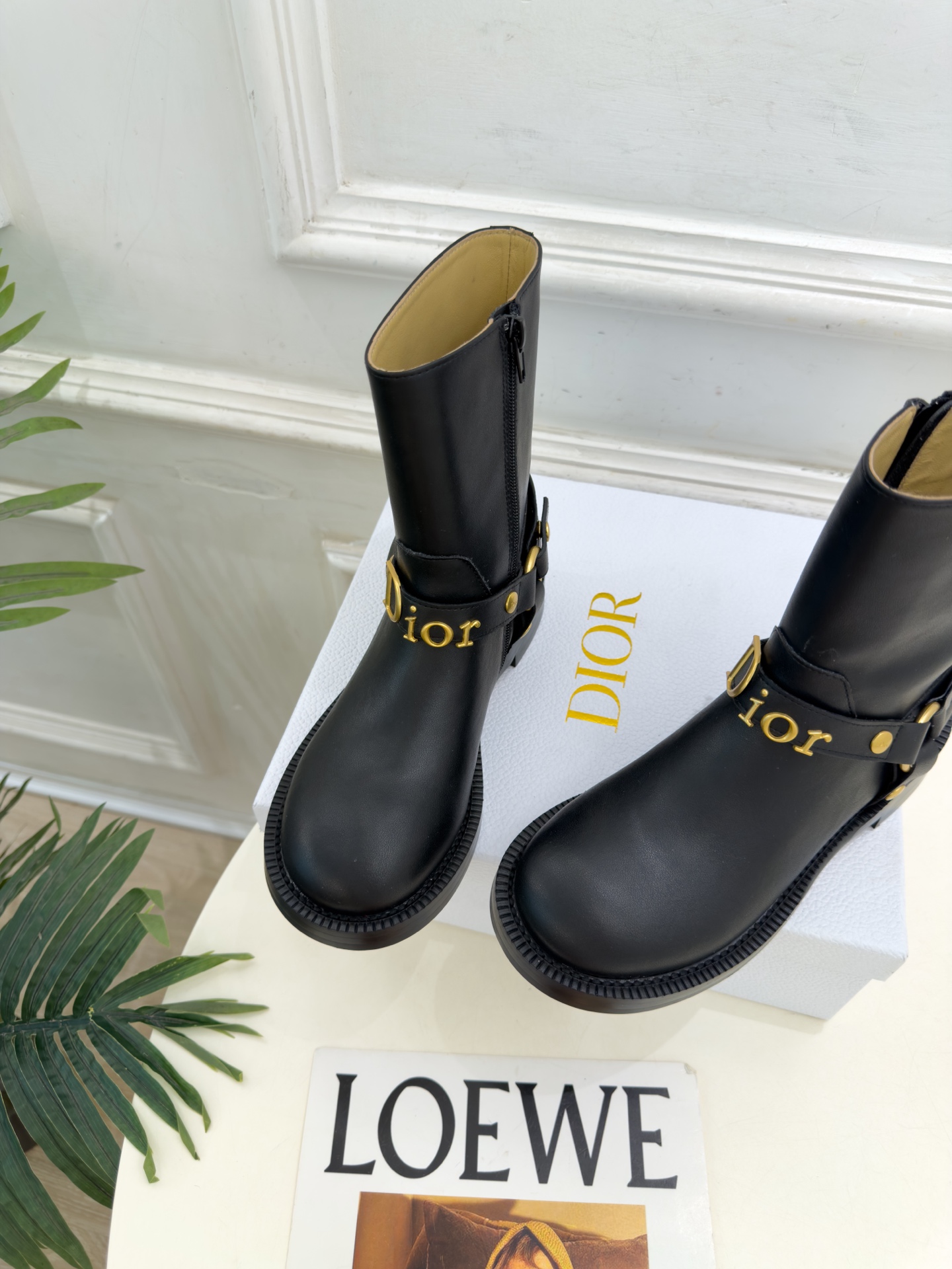 Dior | 迪奥 26𝐬𝐬 🧡💚2026秋冬新品 顶级版本⚠️ 专柜主打新款 Dior金属字母扣粗跟机车短靴 Dior | 迪奥 26𝐬𝐬 🧡💚2026秋冬新品 顶级版本⚠️ 专柜主打新款 Dior金属字母扣粗跟机车短靴