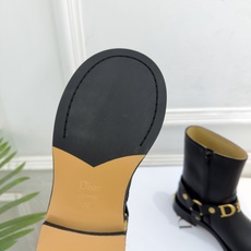 Dior | 迪奥 26𝐬𝐬 🧡💚2026秋冬新品 顶级版本⚠️ 专柜主打新款 Dior金属字母扣粗跟机车短靴 Dior | 迪奥 26𝐬𝐬 🧡💚2026秋冬新品 顶级版本⚠️ 专柜主打新款 Dior金属字母扣粗跟机车短靴