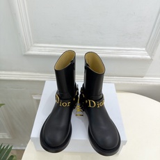 Dior | 迪奥 26𝐬𝐬 🧡💚2026秋冬新品 顶级版本⚠️ 专柜主打新款 Dior金属字母扣粗跟机车短靴 Dior | 迪奥 26𝐬𝐬 🧡💚2026秋冬新品 顶级版本⚠️ 专柜主打新款 Dior金属字母扣粗跟机车短靴