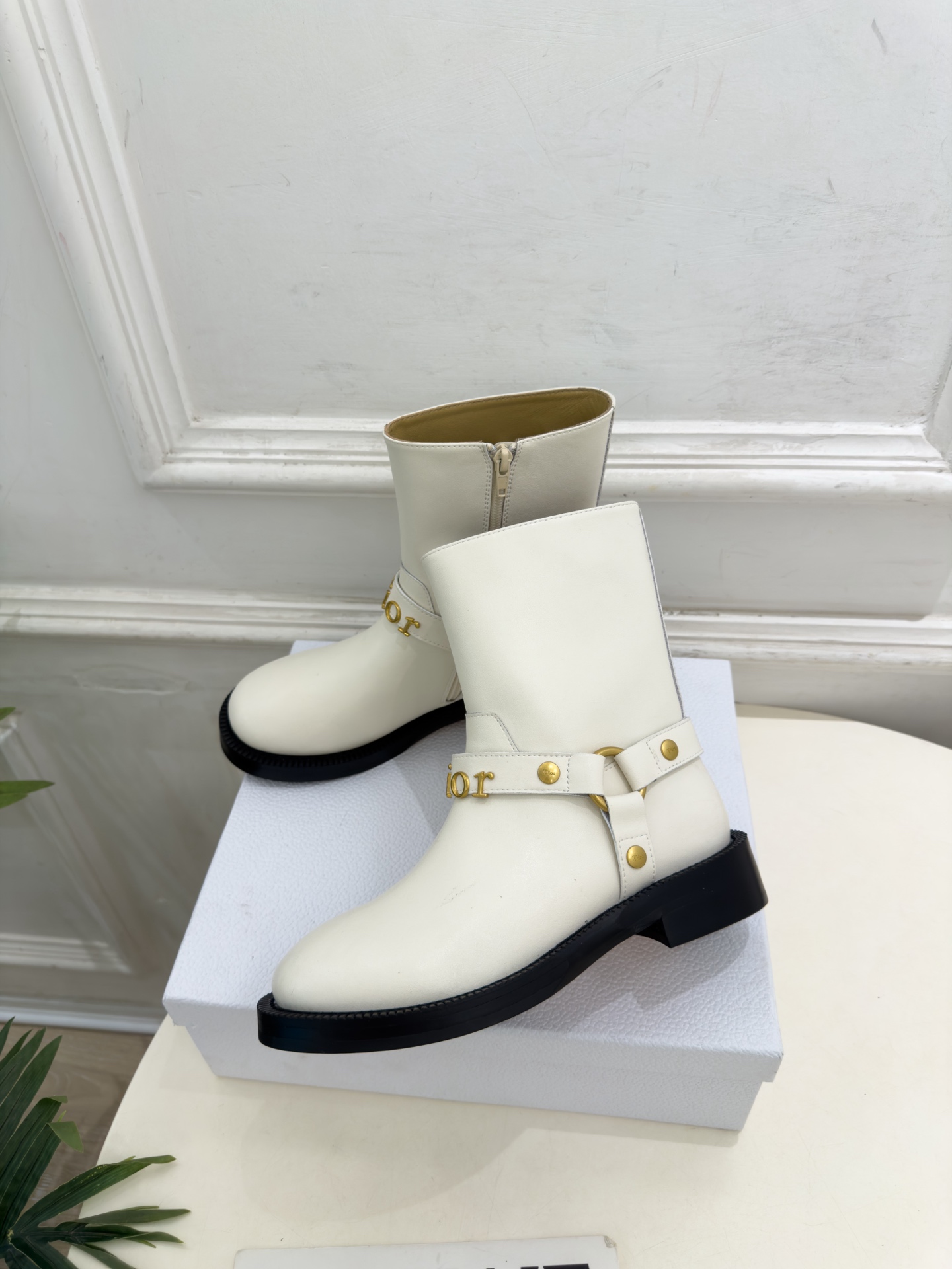 Dior | 迪奥 26𝐬𝐬 🧡💚2026秋冬新品 顶级版本⚠️ 专柜主打新款 Dior金属字母扣粗跟机车短靴 Dior | 迪奥 26𝐬𝐬 🧡💚2026秋冬新品 顶级版本⚠️ 专柜主打新款 Dior金属字母扣粗跟机车短靴
