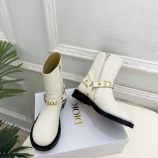 Dior | 迪奥 26𝐬𝐬 🧡💚2026秋冬新品 顶级版本⚠️ 专柜主打新款 Dior金属字母扣粗跟机车短靴 Dior | 迪奥 26𝐬𝐬 🧡💚2026秋冬新品 顶级版本⚠️ 专柜主打新款 Dior金属字母扣粗跟机车短靴