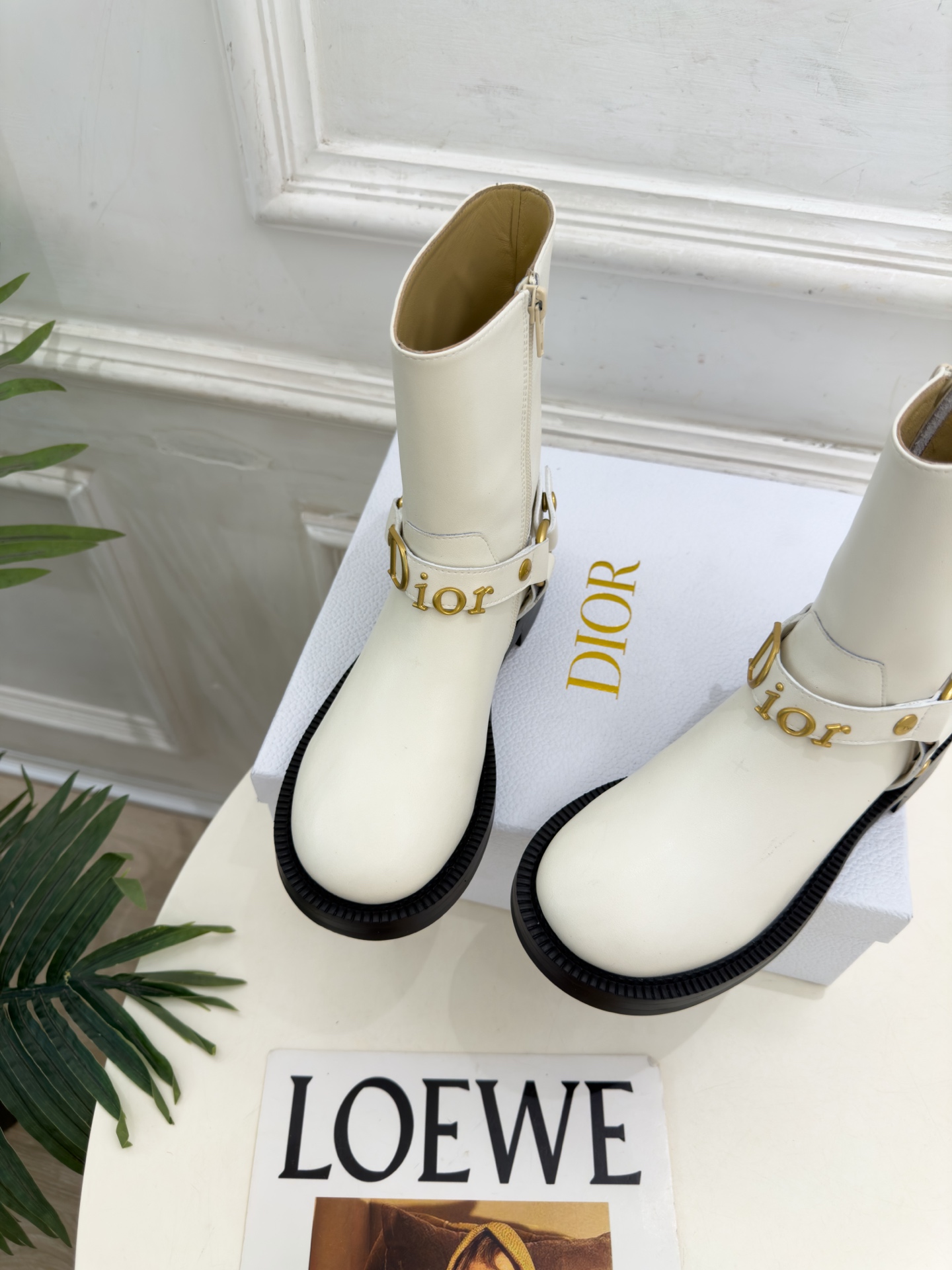 Dior | 迪奥 26𝐬𝐬 🧡💚2026秋冬新品 顶级版本⚠️ 专柜主打新款 Dior金属字母扣粗跟机车短靴 Dior | 迪奥 26𝐬𝐬 🧡💚2026秋冬新品 顶级版本⚠️ 专柜主打新款 Dior金属字母扣粗跟机车短靴