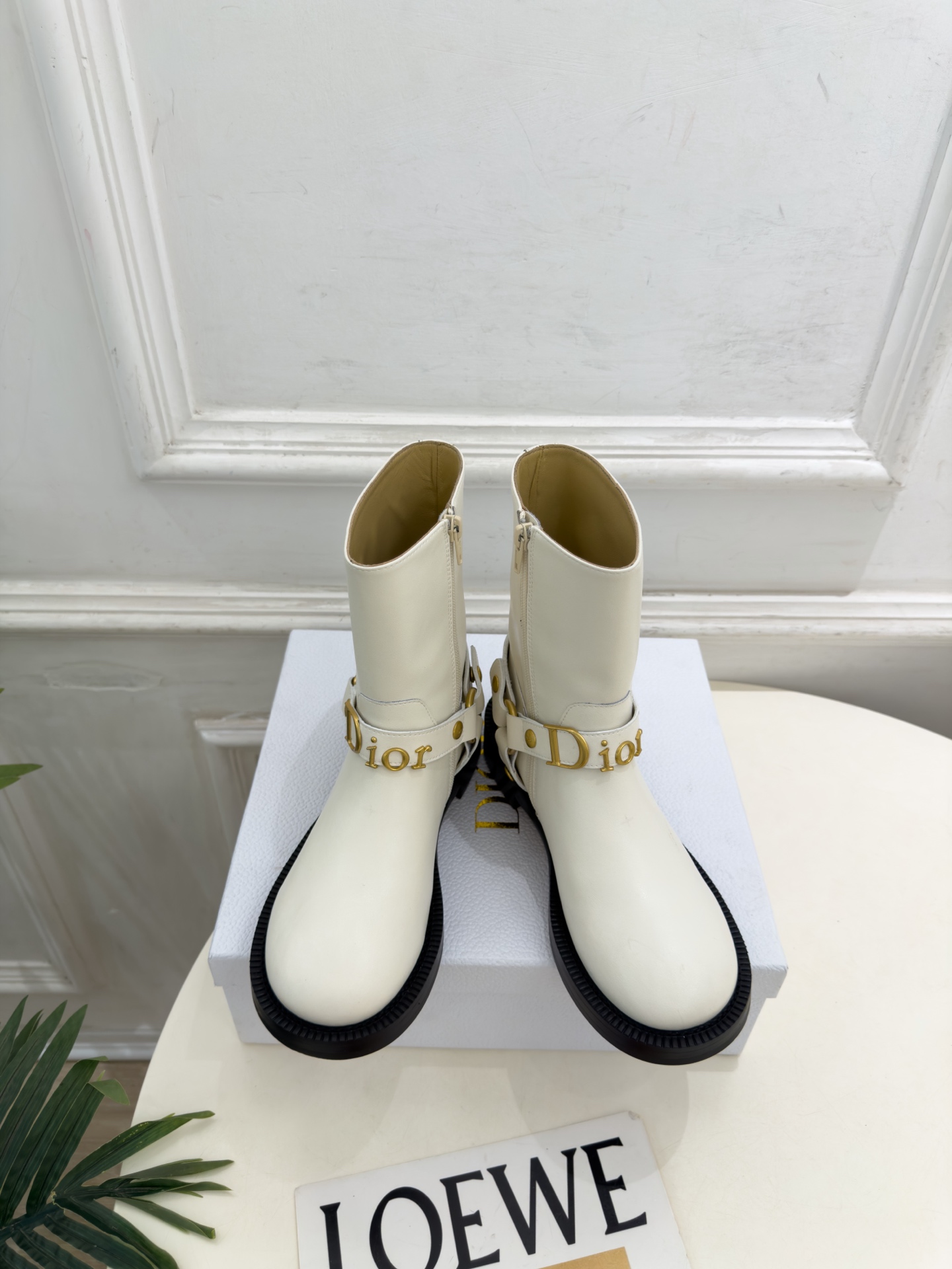 Dior | 迪奥 26𝐬𝐬 🧡💚2026秋冬新品 顶级版本⚠️ 专柜主打新款 Dior金属字母扣粗跟机车短靴 Dior | 迪奥 26𝐬𝐬 🧡💚2026秋冬新品 顶级版本⚠️ 专柜主打新款 Dior金属字母扣粗跟机车短靴