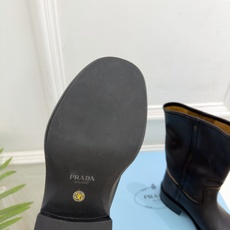 PRADA 普拉达 26𝐬𝐬 🌈2026秋冬新品 专柜走秀款 复古擦色做旧粗跟马丁靴 短靴系列〰 ◽鞋面:原版高定制 PRADA 普拉达 26𝐬𝐬 🌈2026秋冬新品 专柜走秀款 复古擦色做旧粗跟马丁靴 短靴系列〰 ◽鞋面:原版高定制